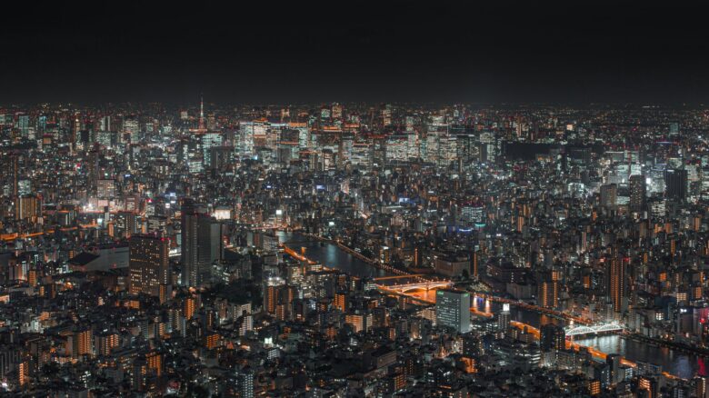 Panorama Tokio nocą związana z nauką języka japońskiego