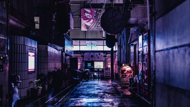Nocna uliczka w Japonii ośwetlona neonami